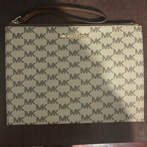 Micheal Kors clutch purse looks brand new barely used